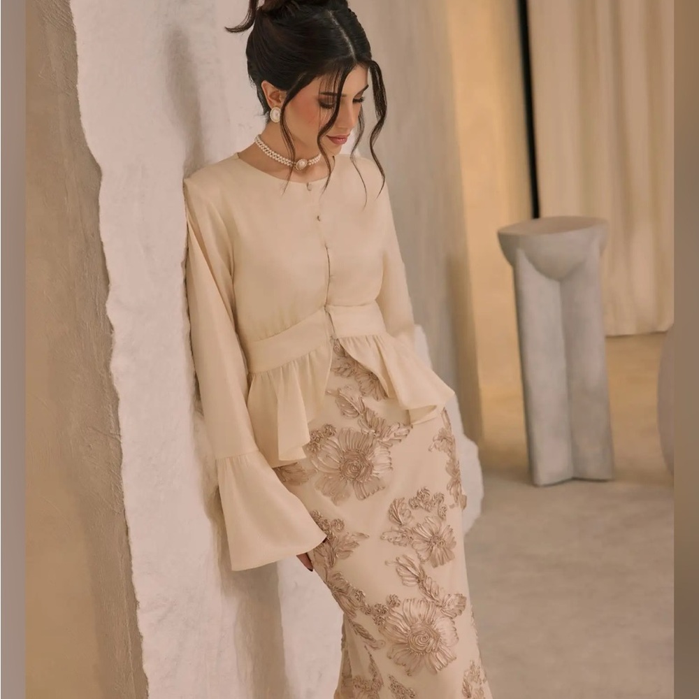 Cider Beige Floral Peplum Blouse (Small)